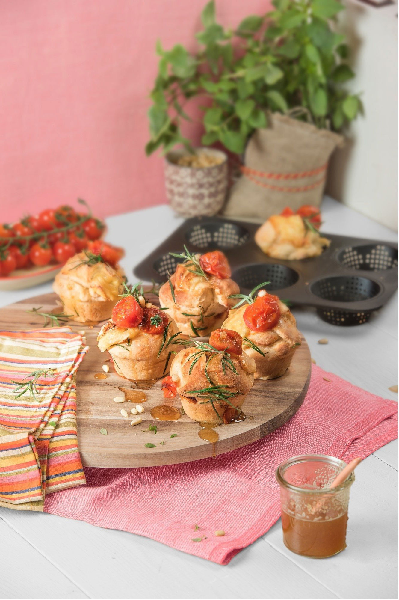 Kaiser 6er Br&ouml;tchenform perforiert image number 3